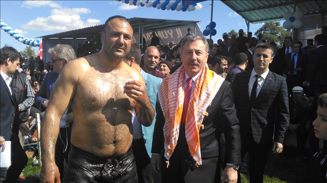 Er meydanında Selçuk Özdağ´a büyük ilgi