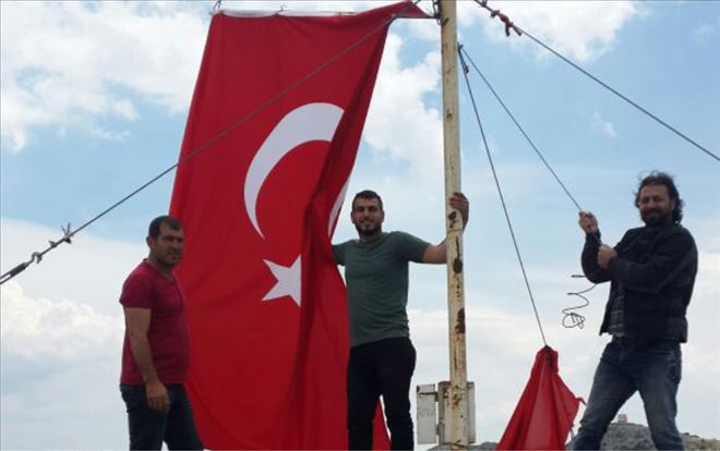 Gönüllü olarak Türk bayrağını değiştiriyorlar