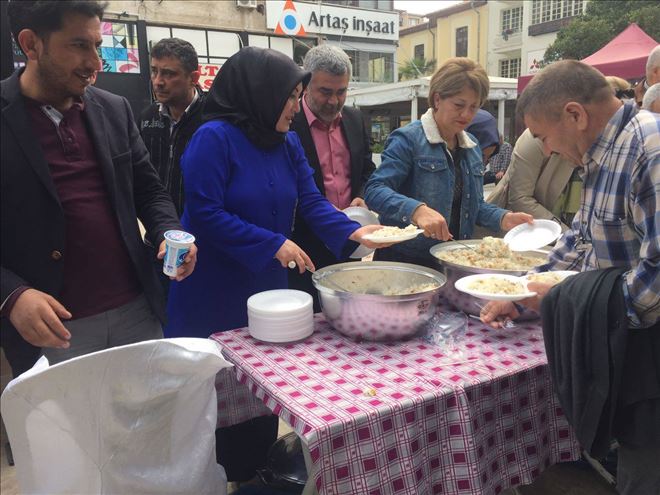 Manisa Birlik ve Kardeşliğe Çağrı Derneğinden vatandaşa pilav dağıtıldı