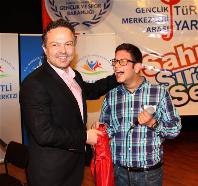 Manisalı Gençler Ses Yarışmasında Hünerlerini Sergiledi