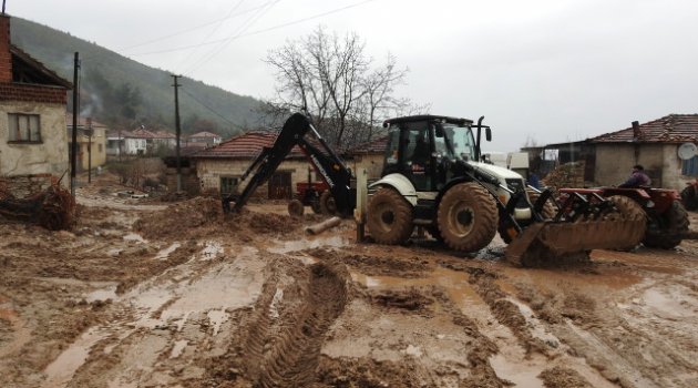 Manisa'nın  Soma İlçesinin Göktaş  mahallesi Çamurla Savaşıyor.