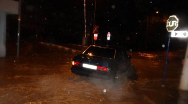 Salihli'de Sağanak Yağış Hayatı Olumsuz Etkiledi