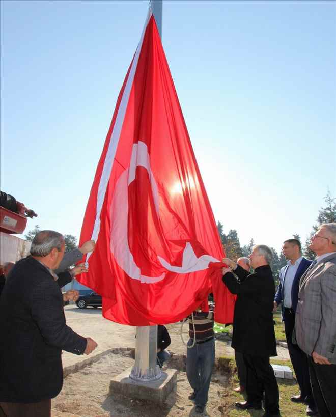 Saruhanlı´da Dev Türk Bayrağı Göndere Çekildi