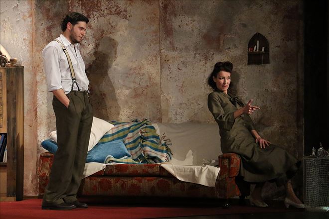 Sırça Kümes´e Tiyatro Severlerden Yoğun İlgi