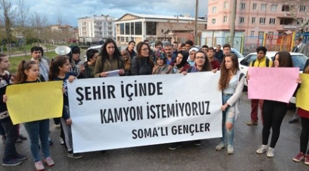 Somalı Gençler, Liseli Mizgin'i Hayallerinden Eden Kaza Yerinde Eylem Yaptı