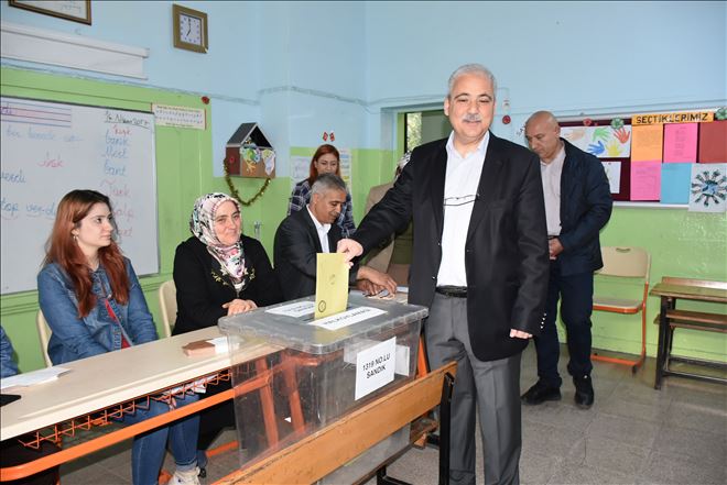 VALİ GÜVENÇER VE EŞİ  OYLARINI KULLANDI