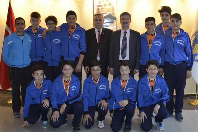 Voleybol Birincilerinden Başkan Şirin´e Ziyaret