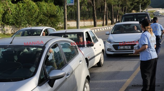 Yunusemreden Trafikte Kalanlara İftar Kumanyası