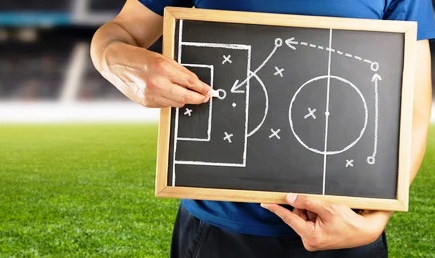 NASIL BİR FUTBOL ANTRENÖRÜ??? 