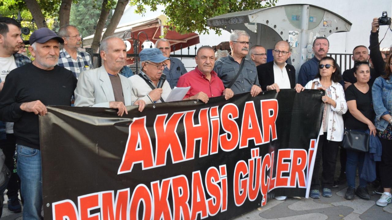 Akhisar’da Tele1’e Kayyum Kararı Protesto Edildi