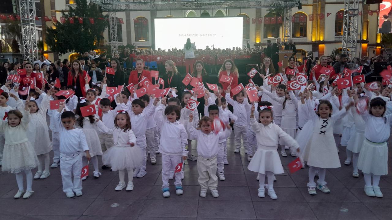 BAHÇEŞEHİR KOLEJİ'NDEN COŞKULU BAYRAM KUTLAMASI