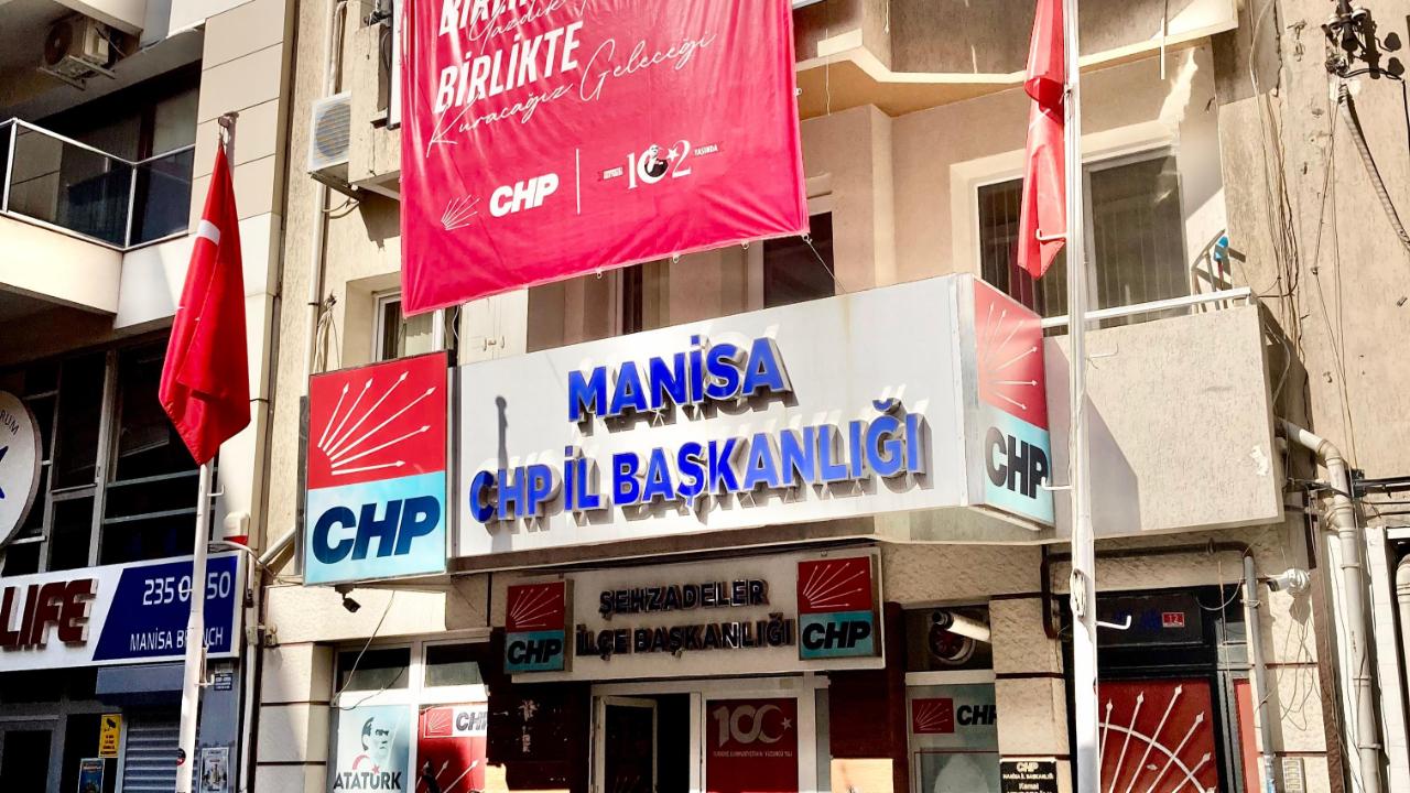 CHP Şehzadeler Yeni İlçe Binasına Taşınıyor