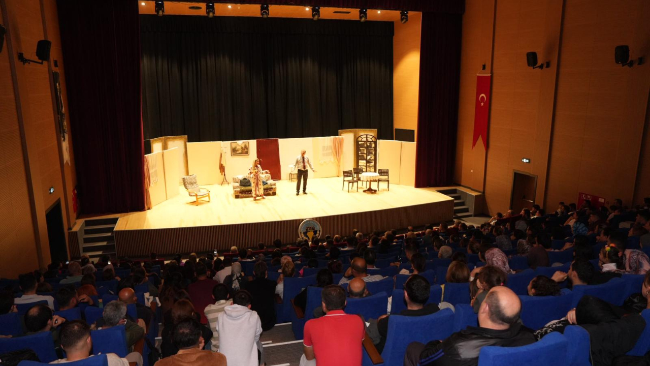 Ekrem Gürel Kültür Merkezi İki Oyunla Tiyatro Sezonunu Açtı