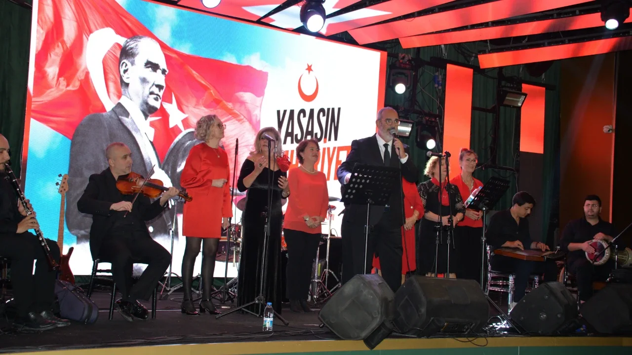 İzmir Eczacı Odası’ndan Cumhuriyet Balosunda Coşkulu Kutlama