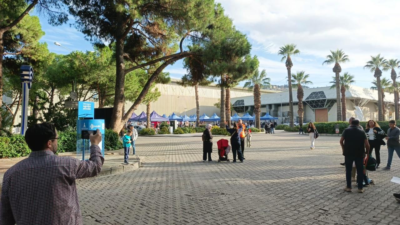 İzmirli Yazarlar: “Üvey Evlat Değil, Bu Şehrin Aslıyız”