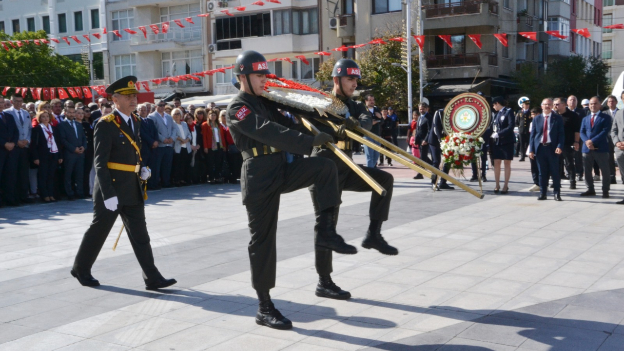 Manisa’da 102. Yıl Cumhuriyet Coşkusu Cumhuriyet Meydanı’nda