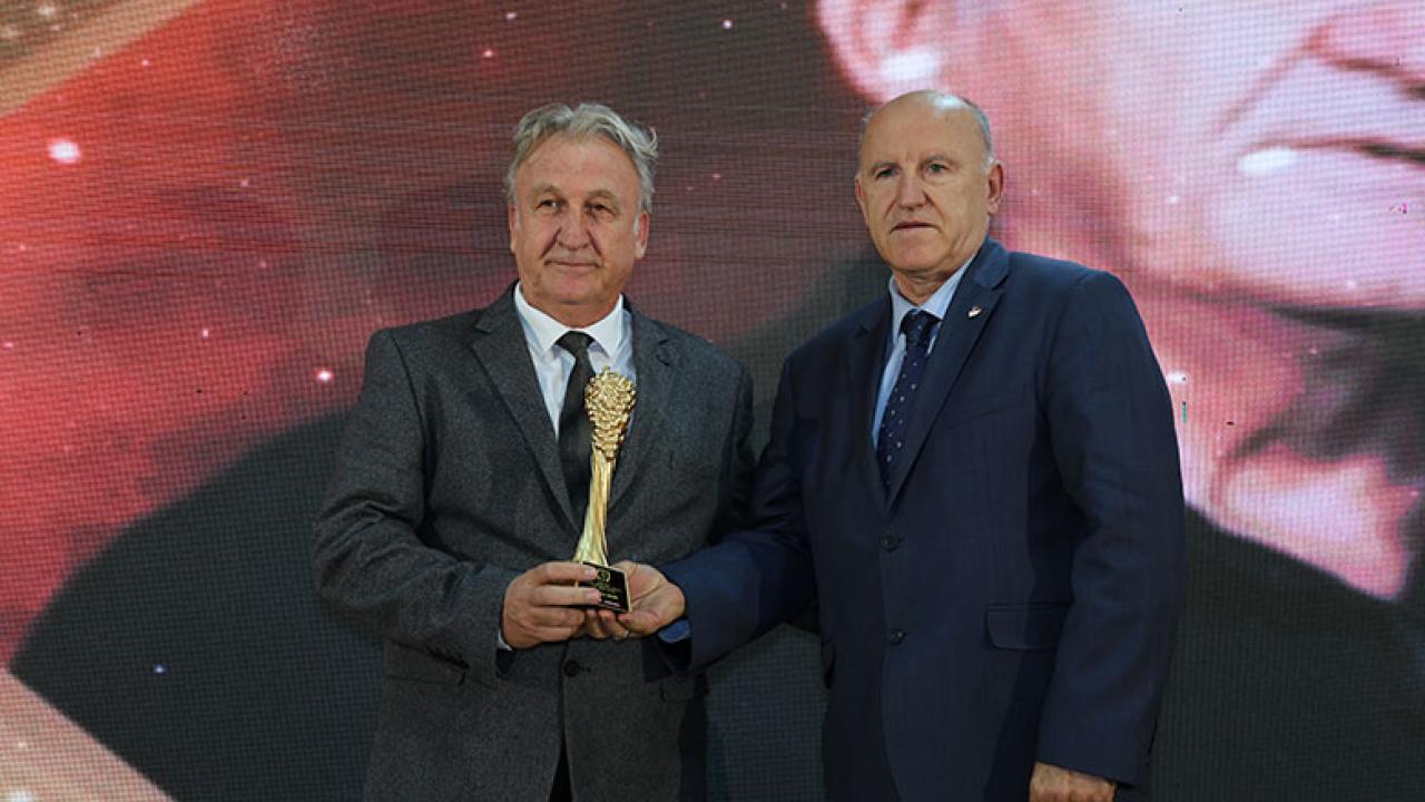 MHK Üyesi Sebahattin Şahin’e Altın Üzüm Ödülü