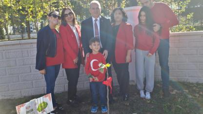 Minik eller Cumhuriyet için fidan dikti
