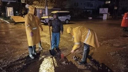 Edremit’te sağanak yağışa karşı 7/24 nöbet