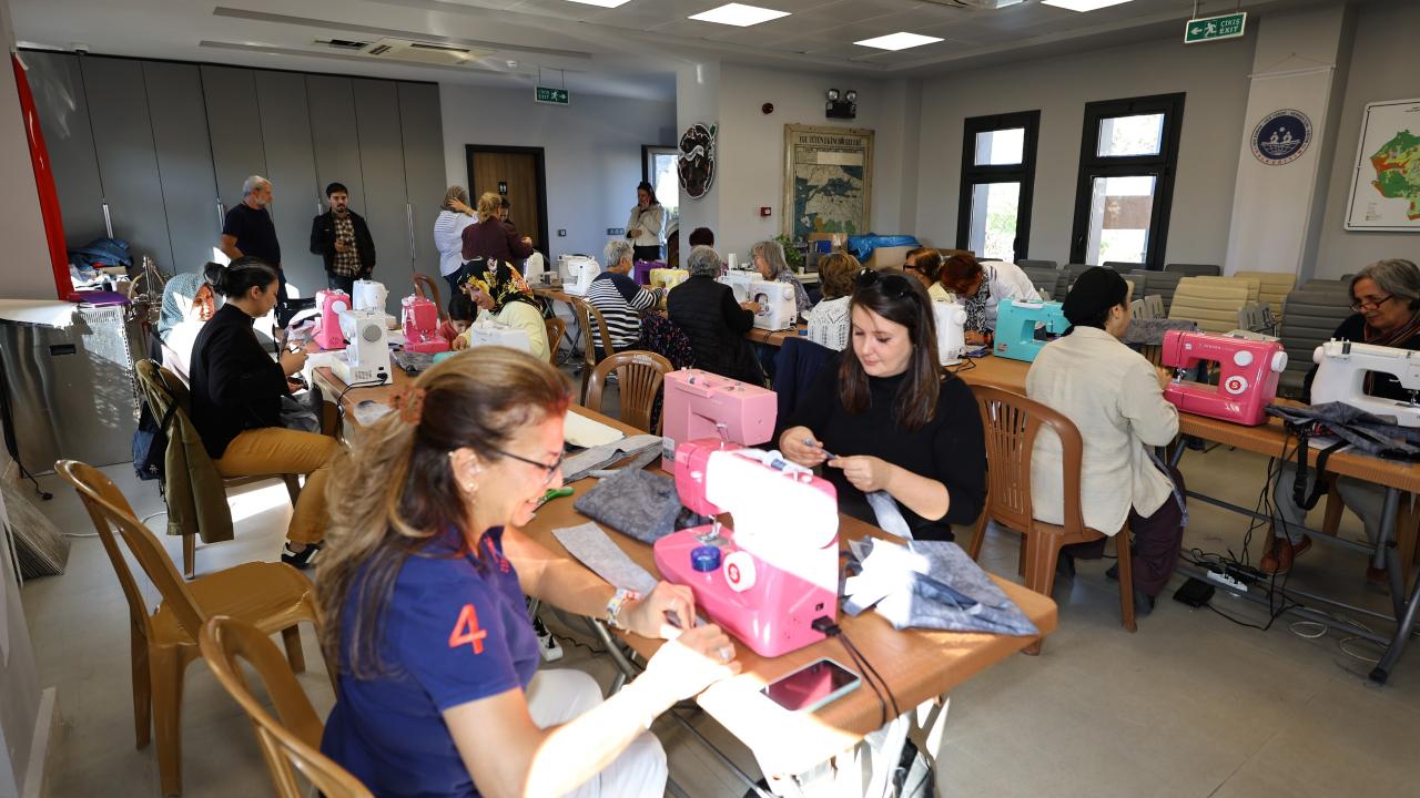 Efes Tarlası’nda Kadınlar Üretiyor: “Bir Çanta Dikelim Pazara Gidelim”