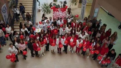 EÜ Hemşirelik Fakültesinde Balonlar Cumhuriyet İçin Gökyüzüne Bırakıldı