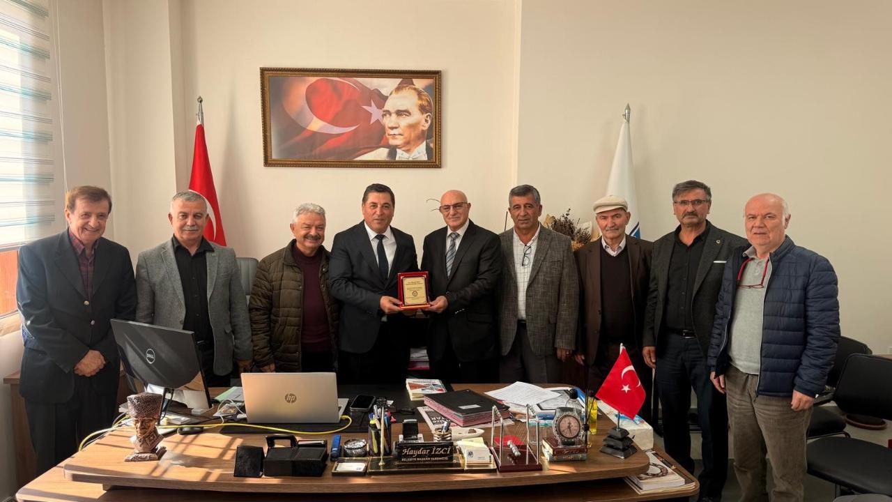 Hemşehri Derneklerinden Başkan Balaban’a Anlamlı Plaket