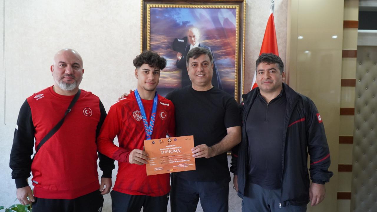 İl Müdürü Yunus Öztürk’ten Milli Güreşçiye Anlamlı Tebrik