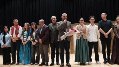 Turgutlu Belediyesi Tiyatro Ekibi “Kadınlık Bizde Kalsın” Oyunuyla Alkış Topladı