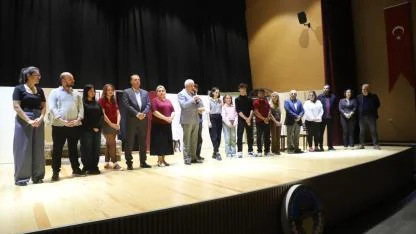 Turgutlu Belediyesi Yetişkin Tiyatro Ekibi “Yarınlara Geç Kalmadan” ile Sahnede