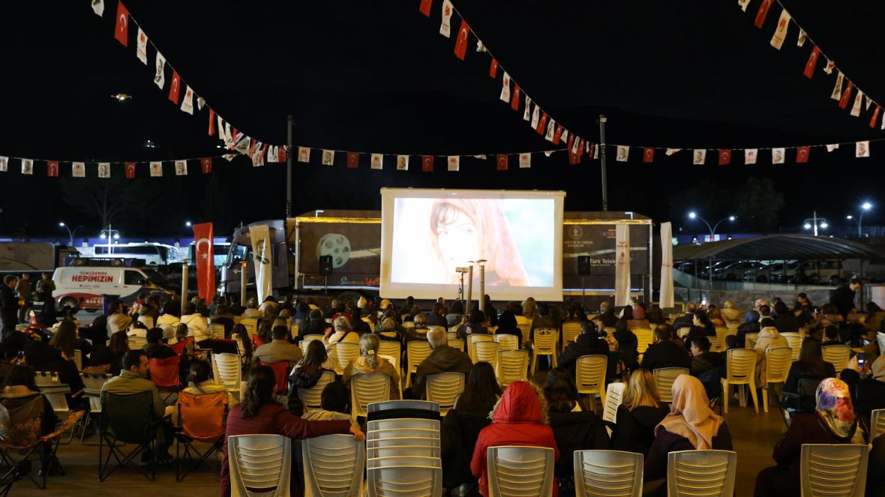 Yunusemre’de Açık Hava Sinemasına Yoğun İlgi