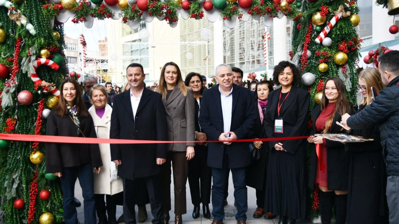 Akhisar’da El Emeği Yeni Yıl Pazarı kapılarını açtı