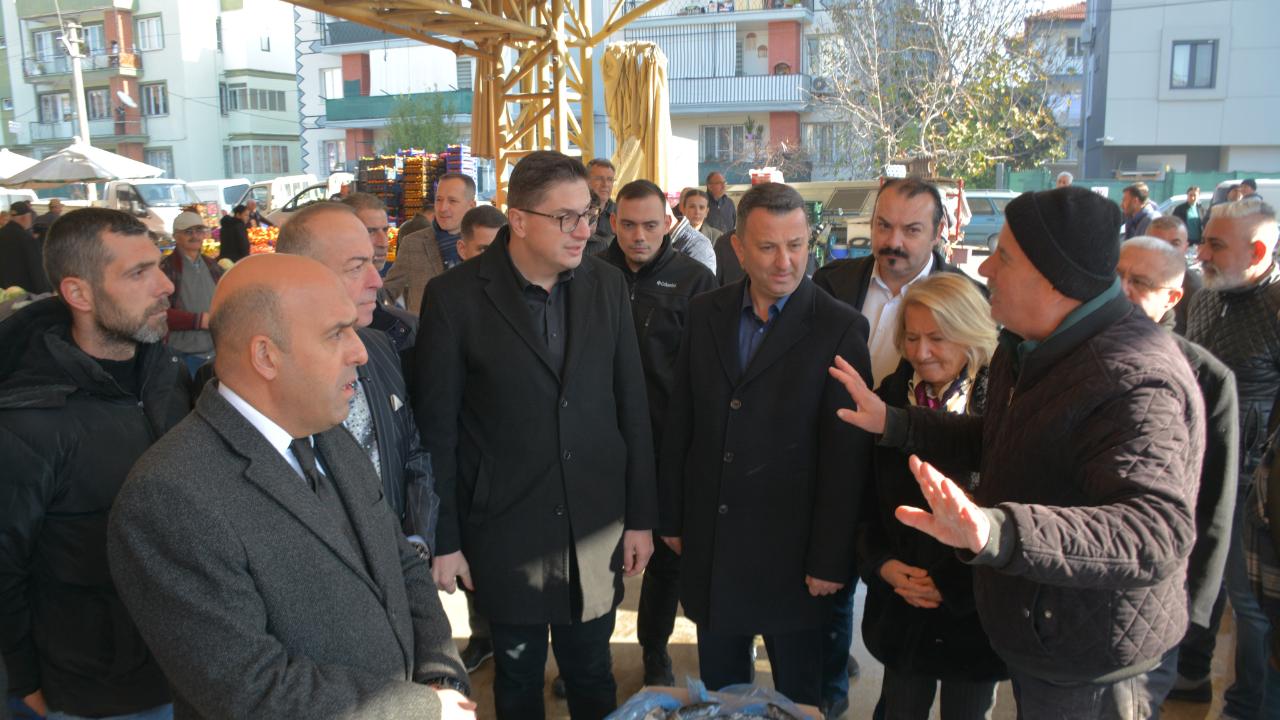 Akhisar’da pazarcı odasından otobüs ve plaket töreni