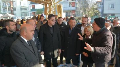 Akhisar’da pazarcı odasından otobüs ve plaket töreni