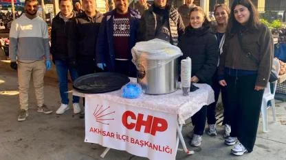 CHP Akhisar Gençlik Kolları pazarda çorba ikram etti
