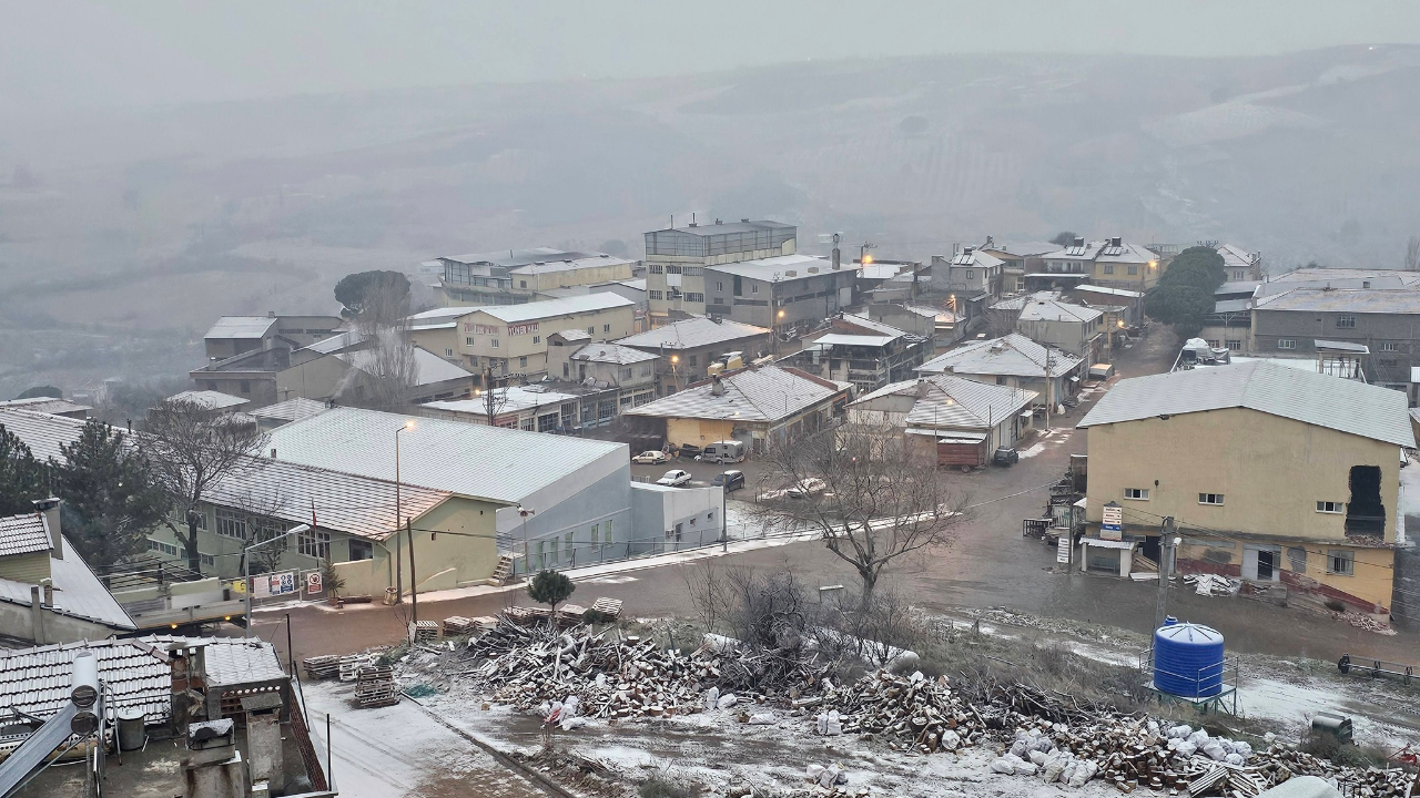 Demirci Beyaza Büründü: Mevsimin İlk Karı Düştü