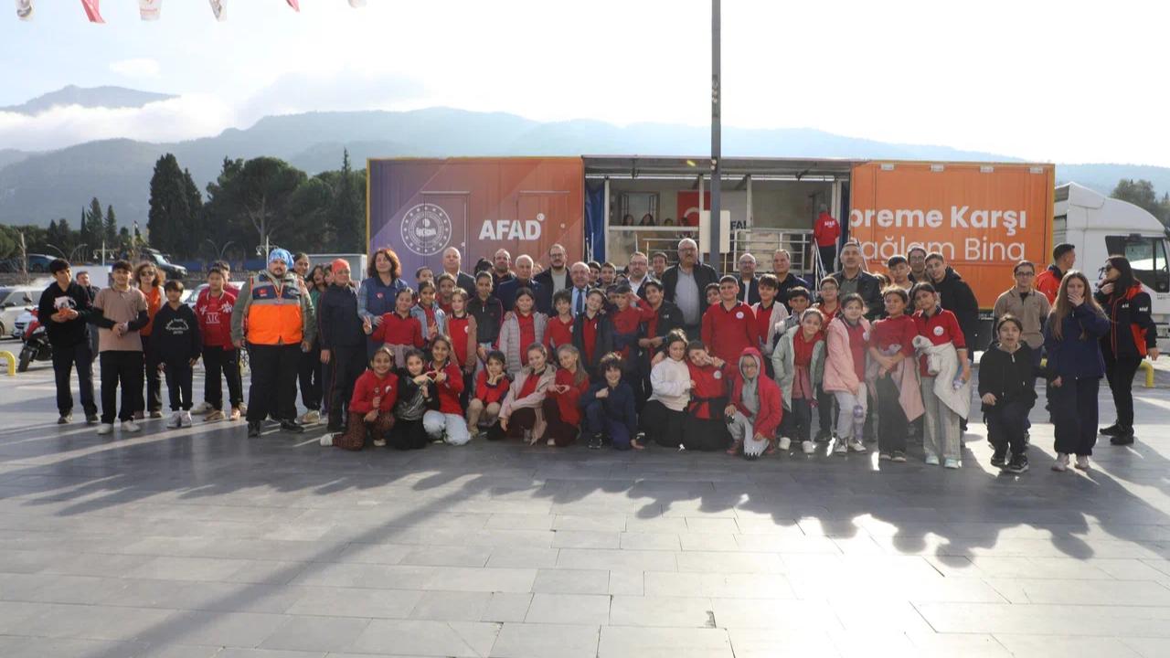 Deprem simülasyon tırı Manisa’da eğitime başladı