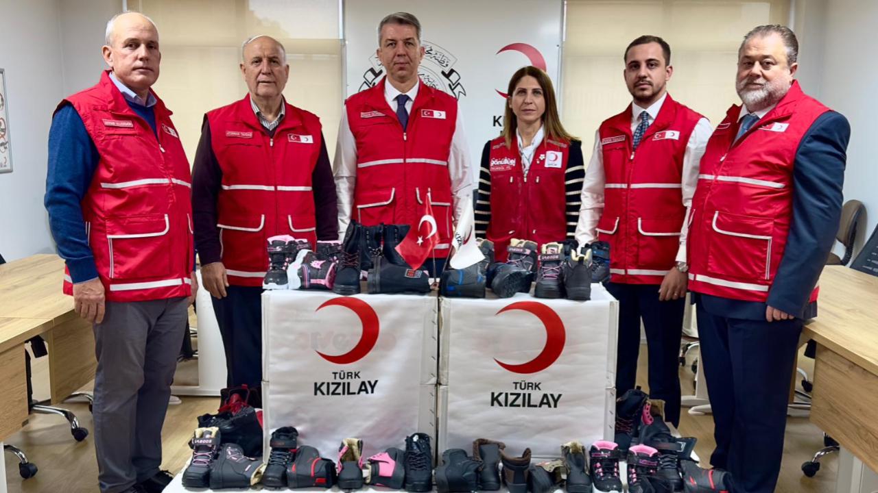 Kızılay Manisa’dan çocuklara kışlık ayakkabı kampanyası
