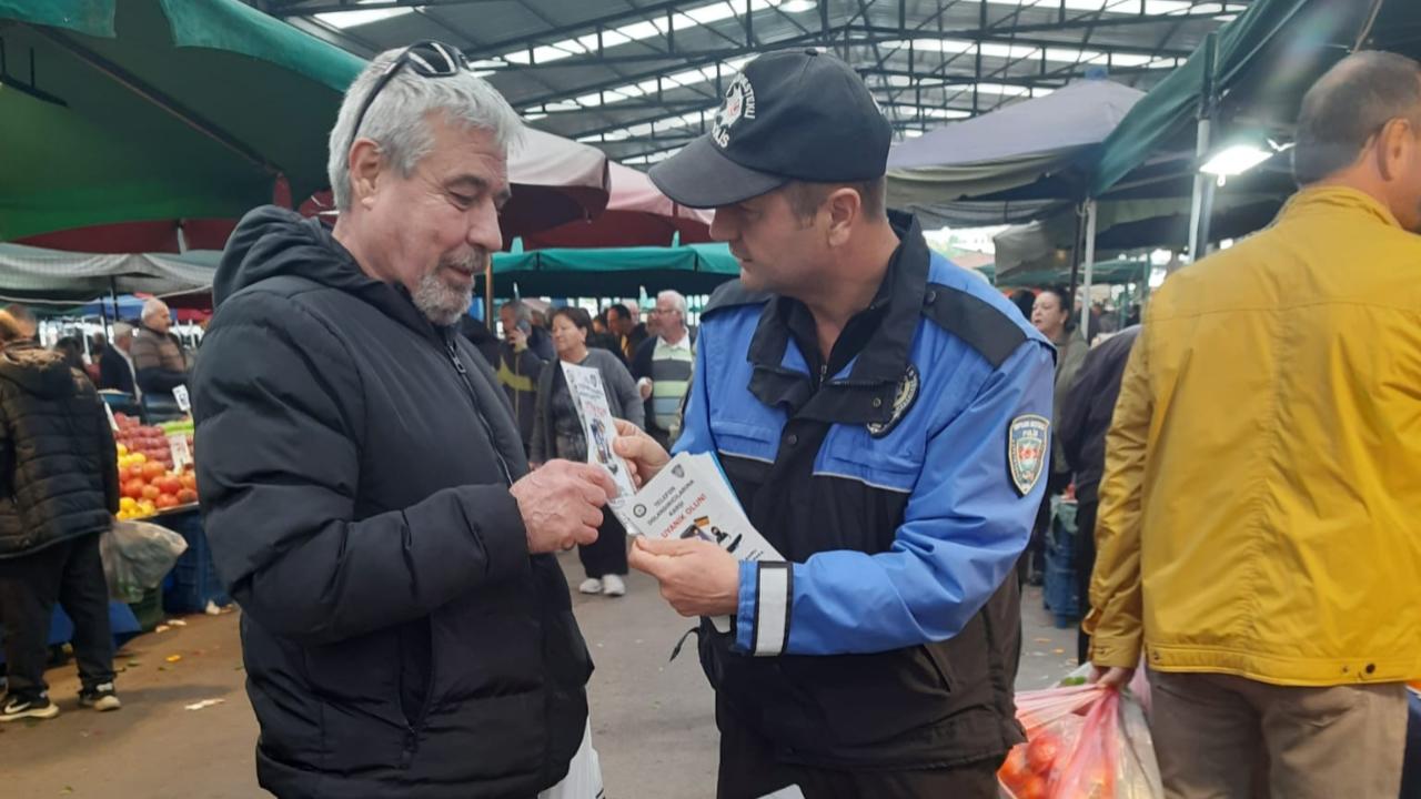 Manisa’da polis güvenli internet için pazarda bilgilendirdi