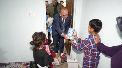 Başkan Çetin Akın Çocukları Hediyelerle Sevindirdi