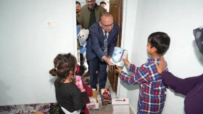 Başkan Çetin Akın Çocukları Hediyelerle Sevindirdi