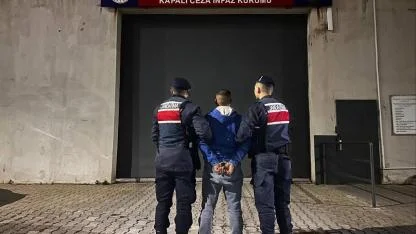 Manisa’da aranan 3 hükümlü jandarmadan kaçamadı