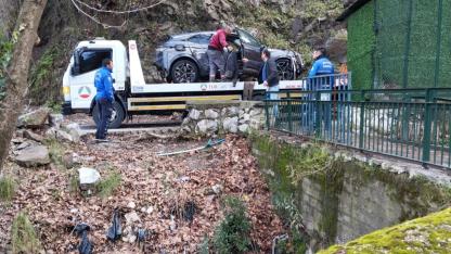 Şehzadeler’de otomobil sel sularına kapıldı