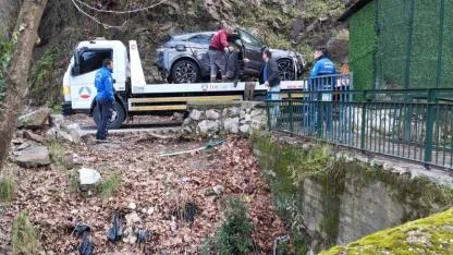 Şehzadeler’de otomobil sel sularına kapıldı