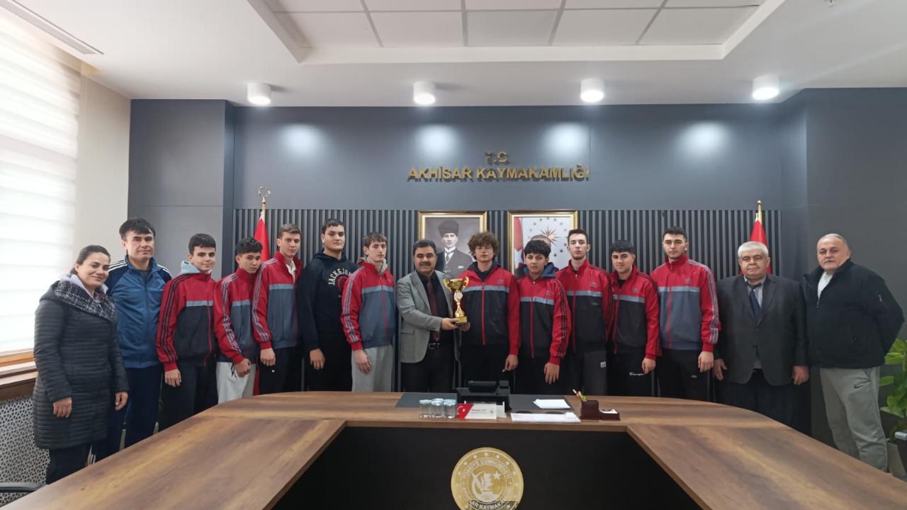 Sporcu öğrencilerden Mükremin Karasu’ya ziyaret