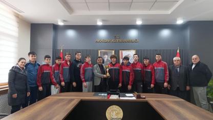 Sporcu öğrencilerden Mükremin Karasu’ya ziyaret