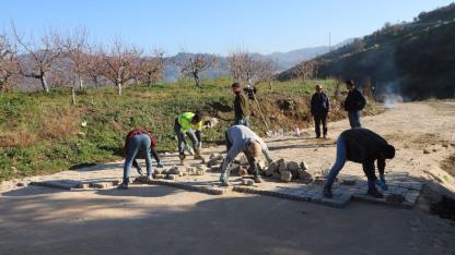 Turgutlu'da 15 mahalleye 18 bin m2 parke döşendi
