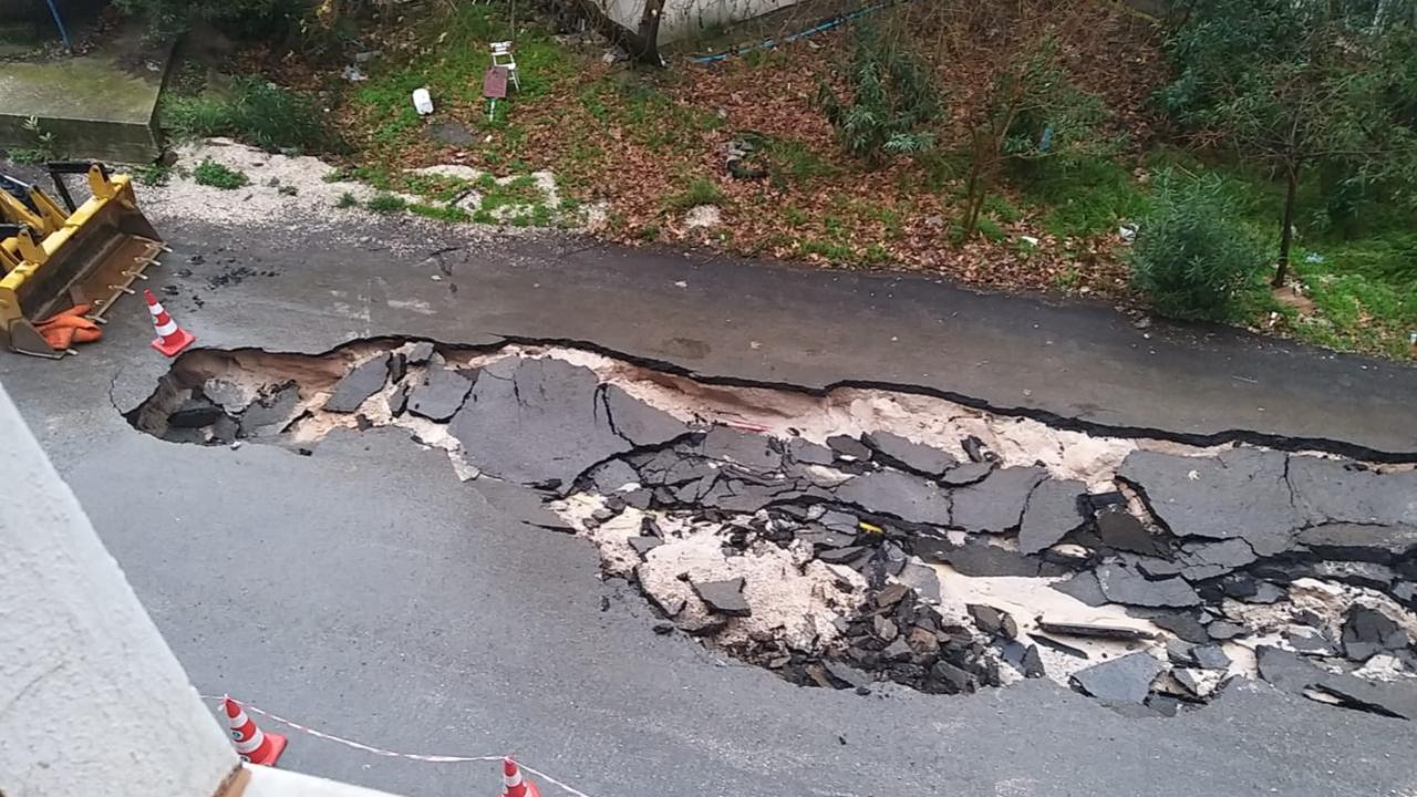 Yunusemre’de Şiddetli Yağış Yolu Çökertti