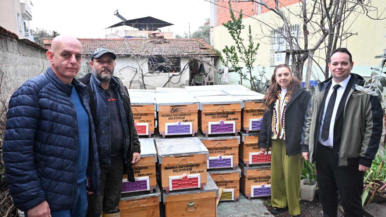 Büyükşehir, Selden Etkilenen Arıcıya 40 Kovan Desteği Sağladı