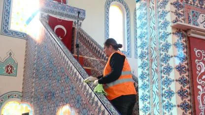 Çiğli’de Camiler Işıl Işıl: Ramazan Mesaisi Aralıksız Sürüyor