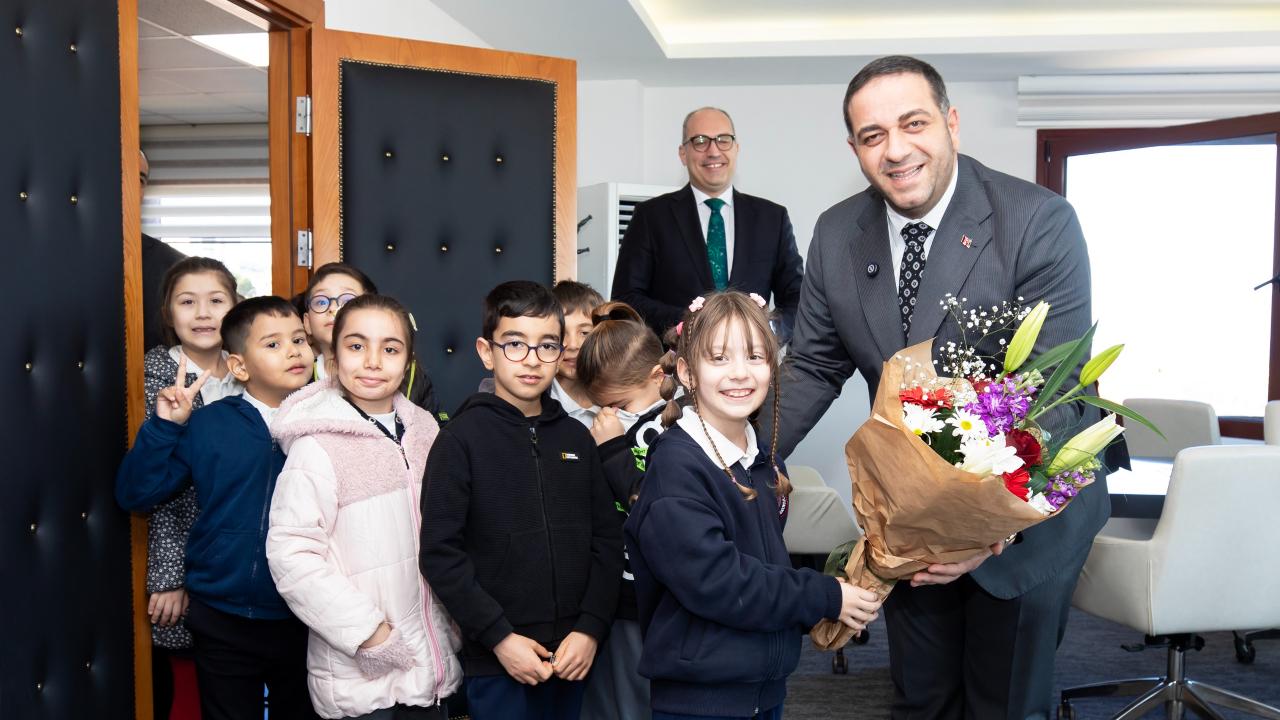 Narlıdere’de Minik Öğrencilerin Başkanlık Makamı Heyecanı